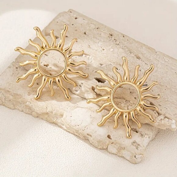 NEW BOHO Sunflower stud earrings, Gold sunflower earrings, gold sun jewelry - Picture 2 of 3